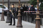 Ein Polizist sichert am Donnerstag einen Bereich in der Nähe des Polizeihauptquartiers Bild: M. Euler/AP