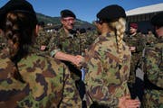 Als Dank für die geleisteten Dienste im Armeeauftrag Friedensförderung überreichte der Chef Kommando Operationen, Korpskommandant Aldo C. Schellenberg, den zurückgekehrten Kontingentsangehörigen das Einsatzabzeichen der Swisscoy. (Bild: PD)
