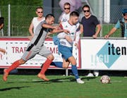 Der Rotkreuzer Pes Gustavo Campello (links) und Antonije Djakovic liefern sich ein Laufduell. (Bild: Stefan Kaiser, Unterägeri, 13. Oktober 2019)