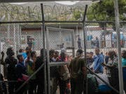 In dem für 650 Menschen ausgelegten Migrantenlager auf der griechischen Insel Samos sind derzeit mehr als 5700 Personen untergebracht. (Bild: KEYSTONE/AP/PETROS GIANNAKOURIS)