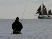 Ein Angler in der Ostsee nahe Strande in Deutschland. (Bild: KEYSTONE/AP/HERIBERT PROEPPER)