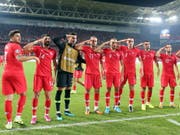 Nach dem Sieg in der EM-Qualifikation über Albanien salutieren einige türkische Spieler vor den Fans (Bild: KEYSTONE/EPA/ERDEM SAHIN)