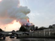 Ein Brand im vergangen April zerstörte das Dach und den Spitzturm der weltberühmten gotischen Kathedrale Notre-Dame in Paris. (Bild: KEYSTONE/EPA/IAN LANGSDON)