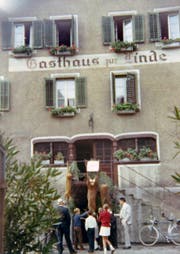Vor dem Eingang zum Gasthaus zur Linde im oberen Stock hängen im Herbst 1969 drei erlegte Wildtiere.