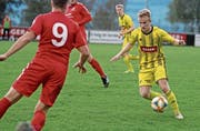 Der Eschenbacher Benjamin Barmet (rechts) läuft auf den Stanser Marc Kuster zu. Bild: Corinne Glanzmann