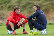Goalietrainer Patrick Foletti mit Yann Sommer, einem Eckpfeiler des Schweizer Teams. (Bidl: Georgios Kefalas / Keystone)