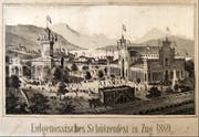 Eine (idealisierte) kolorierte Lithographie vom Festgelände. Dem pavillonförmigen Gabentempel wird grosse Bedeutung beigemessen. Rechts davon das Festgebäude für 3000 Personen. Im Vordergrund das Schiessstandsgebäude. Im Hintergrund mittig ist der alte Bahnhof von Zug angedeutet. (Bild: Archiv Oskar Rickenbacher)