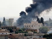 Rauch steigt auf über der syrischen Grenzstadt Ras al-Ain nach einem Luftangriff der türkischen Armee. (Bild: KEYSTONE/EPA/ERDEM SAHIN)