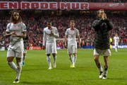 Der Meister (Stephan Lichtsteiner, rechts) und sein Lehrling (Kevin Mbabu, links), gemeinsam frustriert nach dem 0:1 der Schweiz in Dänemark (Bild: Keystone