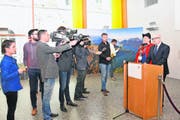 Im Wahlzentrum wird am Sonntag wieder viel erklärt und kommentiert. Medien, Kandidierende und die Schwyzer Staatskanzlei mit Mathias Brun werden vor Ort sein. (Bild: Stefan Grüter)