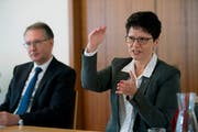 Finanzdirektorin Maya Büchi und Finanzverwalter Daniel Odermatt bei der Präsentation der Rechnung 2017. Se informierten am Montag auch über das Budget 2020. (Bild: Corinne Glanzmann, Sarnen, 28. März 2018)