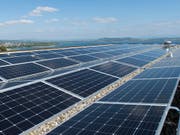 Mit Hilfe der Blockchain sollen künftig Hausbesitzer beispielsweise Solarstrom automatisch und korrekt weiterverrechnen können. (Bild: KEYSTONE/THOMAS DELLEY)