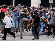 Die Wut von Katalanen über die Urteile von Madrid entlädt sich am Flughafen von Barcelona. (Bild: KEYSTONE/AP/EMILIO MORENATTI)