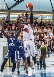 Der 38-jährige Harding Nana (am Ball) beim Sprungwurf.Bild: Nadia Schärli (Luzern, 12. Oktober 2019)