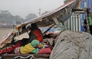 In der Armutsfalle? Ein Wintermorgen in Neu-Delhi, Indien, ein 7-Jähriger liegt neben seiner Schwester (Bild: AP Photo/Altaf Qadri)