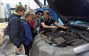Ein Mitarbeiter erklärt, wo welche Teile im Motor zu finden sind. (Bild: Paul Gwerder, Schattdorf, 14. Oktober 2019)