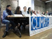 Tiziano De Luca, Lena Bühler, Jonas Kampus, Jelena Filipovic und weitere Mitglieder der Arbeitsgruppe «Strike for Future» (von links) informierten an einer Medienkonferenz über den für Mai 2020 geplanten nationalen Klimastreik. (Bild: KEYSTONE/PETER KLAUNZER)