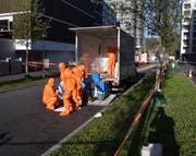 Einsatzkräfte bei den Reinigungsarbeiten. (Bild: Luzerner Polizei, Kriens, 14. Oktober 2019)