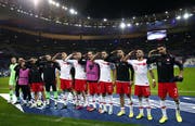 Nach Abpfiff stellte sich nahezu die ganze Mannschaft vor den Fanblock und salutierte erneut. (Bild: Keystone)