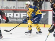 Andres Ambühl am Puck in seinem 1000. National-League-Spiel. (Bild: KEYSTONE/ALESSANDRO DELLA VALLE)