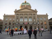 Eine Protestaktion gegen Waffenexporte in Bürgerkriegsländer vergangenen Herbst. Die Kriegsmaterialexporte haben in den ersten neun Monaten des laufenden Jahres zugenommen. (Bild: KEYSTONE/ANTHONY ANEX)