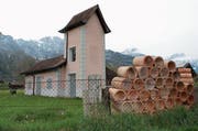 Das Pumpwerk in Flüelen sowie unterirdische Ton- und Zementrohre sorgen für trockene Böden zwischen Erstfeld und dem Urnersee. Im Bild sind die Ersatzrohre aus Ton zu sehen. (Bild: Elias Bricker)