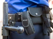 Das Bundesgericht hat die Beschwerde eines Sicherheitsangestellten abgewiesen, dem die Bewilligung zum Tragen eines Schlagstocks entzogen wurde. (Bild: KEYSTONE/GEORGIOS KEFALAS)