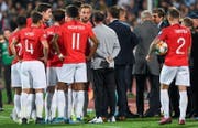 Englands Spieler während eines Unterbruchs wegen rassistischer Fan-Äusserungen. (Bild: Keystone)