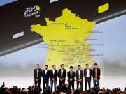 Eine Auswahl von Fahrern, angeführt vom vierfachen Tour-Sieger Chris Froome (ganz links), posiert nach der Streckenpräsentation der Tour de France 2020 auf der Bühne (Bild: KEYSTONE/EPA/YOAN VALAT)