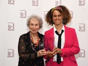 Ausnahmsweise zwei Gewinnerinnen beim diesjährigen britischen Booker-Literaturpreis: die kanadische Autorin Margaret Atwood (links) und die britische Schriftstellerin Bernardine Evaristo. (Bild: KEYSTONE/EPA/ANDY RAIN)