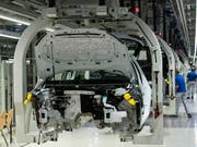 Volkswagen hat die Entscheidung über eine neue Autofabrik in der Türkei vor dem Hintergrund der türkischen Militäroffensive im angrenzenden Syrien verschoben. (Bild: KEYSTONE/AP/JENS MEYER)