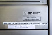 Briefkasten einer Kinder- und Erwachsenenschutzbehörde (KESB). (Symbolbild: Benjamin Manser - 2. März 2015)
