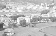 Der Blick ungefähr Ende der 1940er-Jahre über den Burgweier, die Häuser entlang der Zürcher Strasse in Schönenwegen, den Gallemescht (eine Kehrichtdeponie) sowie im Hintergrund auf die Einfamilien-Häuser im Gebiet Lilienstrasse und das Altersheim Sömmerli. (Bild: Stadtarchiv der Ortsbürgergemeinde St.Gallen)
