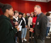 Nationalratskandidat Peter Krummenacher im Gespräch mit Gymischülerinnen. Bild: Marion Wannemacher (Sarnen, 15. Oktober 2019)