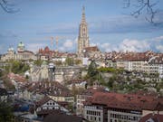 Blick auf die Berner Altstadt Bern und das Münster. Wer hier eine Wohnung kaufen will, muss tief in die Tasche greifen. (Bild: KEYSTONE/MARCEL BIERI)