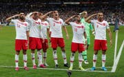 Die türkischen Spieler feiern den 1:1-Ausgleich gegen Frankreich mit dem Soldatengruss. (Bild: Keystone)