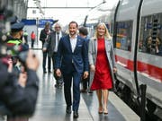 Das norwegische Kronprinzenpaar Mette-Marit und Haakon ist in Frankfurt angekommen: Mit einem Literaturzug waren sie seit Montag in Deutschland unterwegs, um nun die Buchmesse in Frankfurt zu besuchen. In diesem Jahr ist Norwegen Gastland auf der Messe. (Bild: Keystone/DPA-Zentralbild/JENS KALAENE)