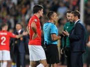 Die englischen Spieler und Trainer Gareth Southgate intervenieren mehrmals beim Schiedsrichter (Bild: KEYSTONE/AP/ANDREEA ALEXANDRU)