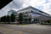 In den ehemaligen Ausstellungsräumen von Auto Kaiser wird bald eine Lidl-Filiale eröffnen. (Bild: Stefan Kaiser, Cham, 15. August 2019)