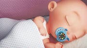 Der digitale Nuggi soll Eltern von überall her die Überwachung ihres Babys ermöglichen. (Bild: Screenshot Werbefilm Swiss Baby GmbH)