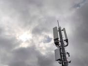 5G erregt die Gemüter. Mit einer Initiative wollen die Gegner dem neuen Mobilfunkstandard einen Riegel schieben. (Bild: KEYSTONE/MARTIAL TREZZINI)