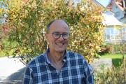 Nicolo Schwarzenbach in seinem Naturgarten.