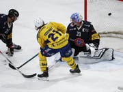 Davos' Mattias Tedenby trifft hier zum zeitweiligen 1:1 gegen Freiburgs Torhüter Reto Berra (Bild: KEYSTONE/PETER KLAUNZER)