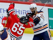 Jujhar Khaira (rechts) von den Edmonton Oilers im wilden Kampf gegen Andrew Shaw von den Chicago Blackhawks (Bild: KEYSTONE/AP/CHARLES REX ARBOGAST)
