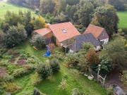 Auf diesem Bauernhof im Osten der Niederlande lebten der Mann und die sechs Jugendlichen während neun Jahren in einem Keller. (Bild: KEYSTONE/EPA ANP/WILBERT BIJZITTER)