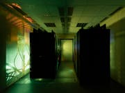 Cloud-Dienste erhöhen die Sicherheit beim Datentransfer zwischen PC und Handy. Das Bild zeigt Server einer Internet-Sicherheitsfirma. (Bild: KEYSTONE/CHRISTIAN BEUTLER)