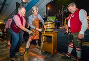 Fassanstich am diesjährigen Oktoberfest Frauenfeld: Stadtpräsident Anders Stokholm trifft beim ersten Schlag. (Bild: Andrea Stalder)