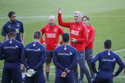 Vladimir Petkovic und seine Schweizer Spieler beim Abschlusstraining im Stade de Genève. (Bild: Salvatore Di Nolfi/KEY)