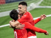 Nedim Bajrami (rechts) kann sich gegen Aserbaidschan als einziger Torschütze feiern lassen (Bild: KEYSTONE/ALEXANDRA WEY)