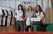 Rahel Bitzer, Sara Wörner und Corinna Göhler haben ihre eigene Modemarke namens Dignity Fashion gegründet. (Bild: Donato Caspari)